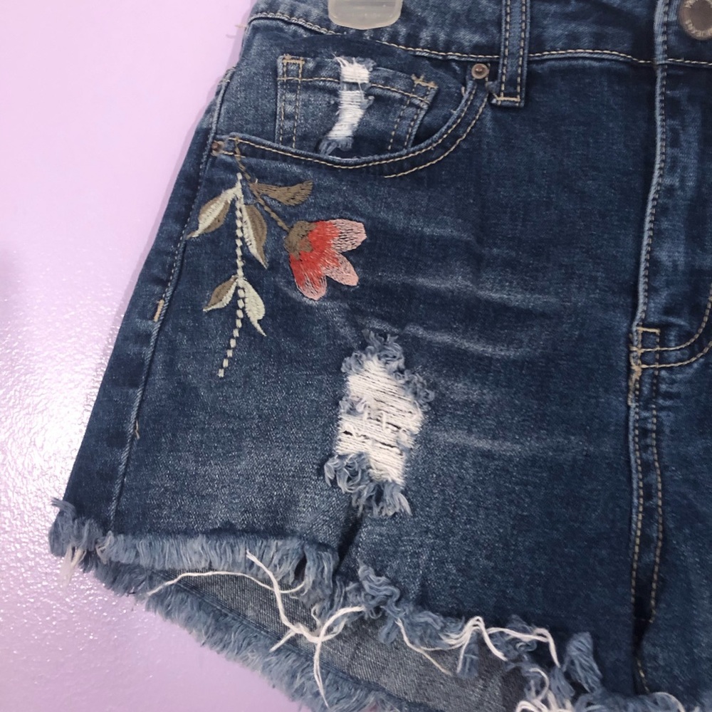 NWOT High Waisted Flower Embellished Jean Shorts Size 5 - Picture 3 of 8